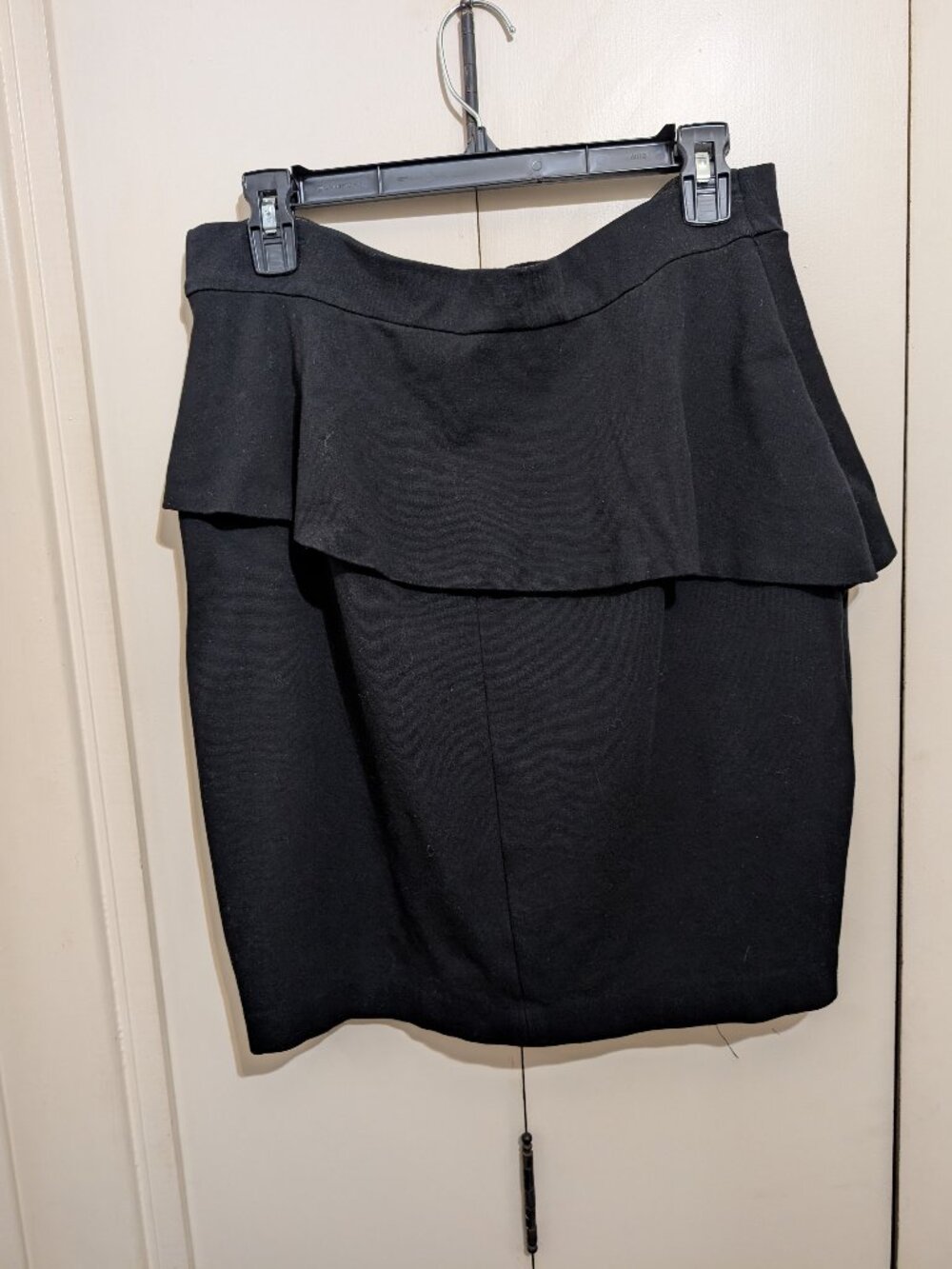 Beautiful Black Ann Taylor skirt -Unique steam-line accent waist ruffle -Size 10